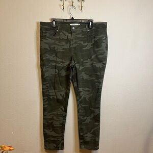 Levi's 711 Skinny Jeans in Camouflage. Size 18 W
